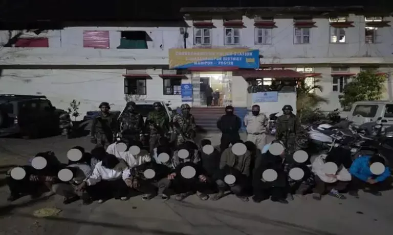 Manipur : सुरक्षा बलों की गाड़ी में आग लगाने के आरोप में पांच गिरफ्तार Manipur : सुरक्षा बलों की गाड़ी में आग लगाने के आरोप में पांच गिरफ्तार