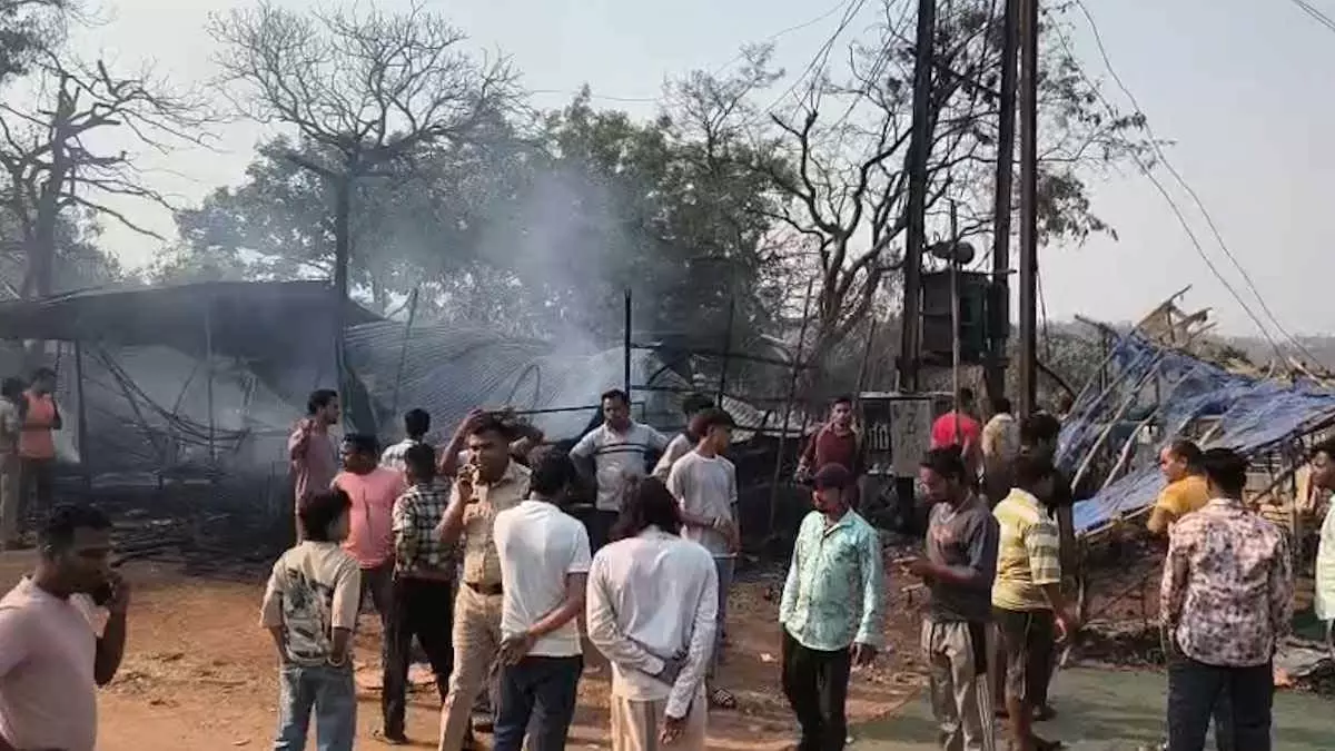 ट्रांसफार्मर में लगी आग, दुकानदारों तक फैली ट्रांसफार्मर में लगी आग, दुकानदारों तक फैली