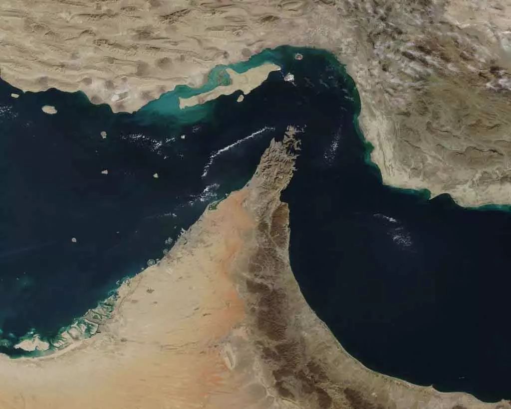 Iran-US तनाव बढ़ा, तेहरान ने होर्मुज जलडमरूमध्य पर पकड़ मजबूत की Iran-US तनाव बढ़ा, तेहरान ने होर्मुज जलडमरूमध्य पर पकड़ मजबूत की