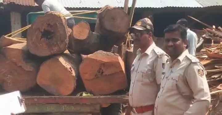 Bhubaneswar 14 लाख रुपये से ज़्यादा कीमत की अवैध आरा मशीन ज़ब्त Bhubaneswar 14 लाख रुपये से ज़्यादा कीमत की अवैध आरा मशीन ज़ब्त