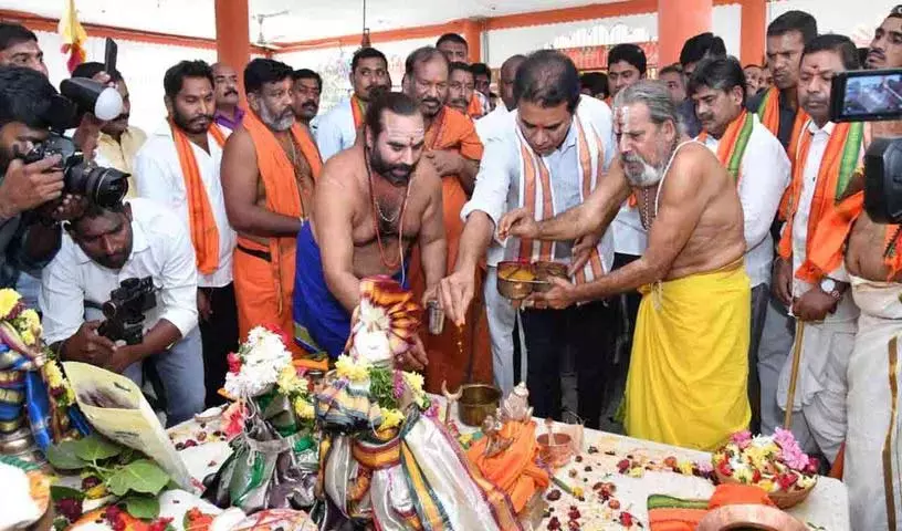 KTR गोलापल्ली में रामुलोरी की शादी में शामिल हुए KTR गोलापल्ली में रामुलोरी की शादी में शामिल हुए