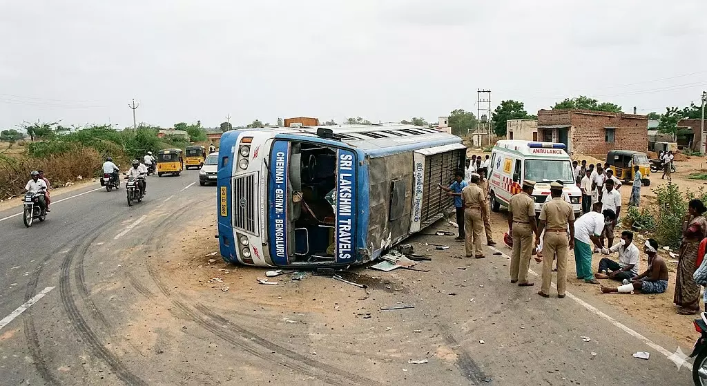MP : उज्जैन में शादी में शामिल मेहमानों को ले जा रही बस पलटी, 18 घायल MP : उज्जैन में शादी में शामिल मेहमानों को ले जा रही बस पलटी, 18 घायल