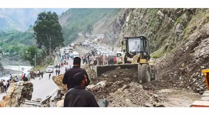 Ramban के पास लैंडस्लाइड के बाद NH पर 5 घंटे तक ट्रैफिक बाधित रहा Ramban के पास लैंडस्लाइड के बाद NH पर 5 घंटे तक ट्रैफिक बाधित रहा