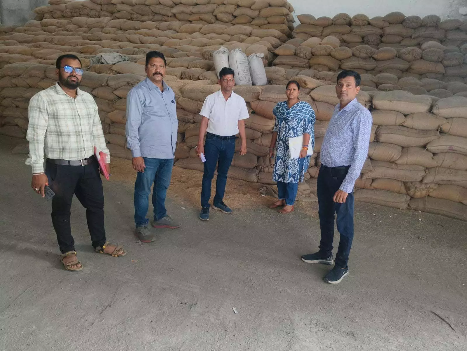 खाद्य विभाग की छापेमारी, राइस मिल में भारी स्टॉक गड़बड़ी पकड़ी गई खाद्य विभाग की छापेमारी, राइस मिल में भारी स्टॉक गड़बड़ी पकड़ी गई