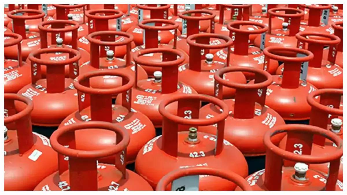 पुणे में LPG का स्टॉक काफ़ी है; अधिकारियों ने लोगों से शांत रहने की अपील की पुणे में LPG का स्टॉक काफ़ी है; अधिकारियों ने लोगों से शांत रहने की अपील की