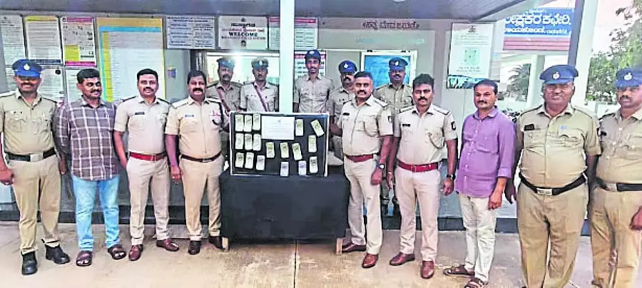 Karnataka : नकली सोना बेचकर धोखाधड़ी, आरोपी गिरफ्तार Karnataka : नकली सोना बेचकर धोखाधड़ी, आरोपी गिरफ्तार