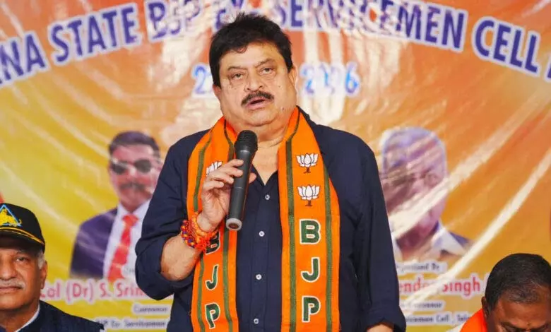 Telangana BJP: केंद्र द्वारा ईंधन उत्पाद शुल्क में कटौती के बाद राज्य में वैट में कटौती की मांग की Telangana BJP: केंद्र द्वारा ईंधन उत्पाद शुल्क में कटौती के बाद राज्य में वैट में कटौती की मांग की