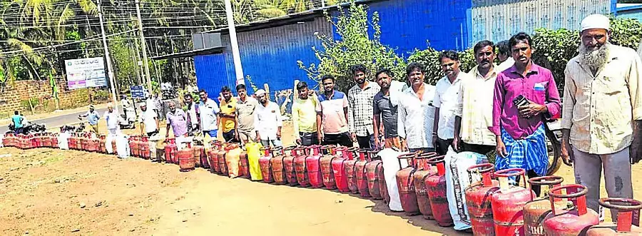 Karnataka : सिलेंडर के लिए उपभोक्ताओं में होड़ Karnataka : सिलेंडर के लिए उपभोक्ताओं में होड़