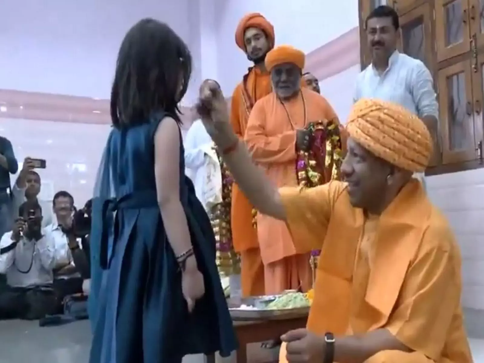 Yogi Adityanath ने चैत्र नवरात्रि के नौवें दिन गोरखपुर में कन्या पूजन किया Yogi Adityanath ने चैत्र नवरात्रि के नौवें दिन गोरखपुर में कन्या पूजन किया