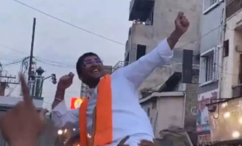 Maharashtra: रामनवमी जुलूस के दौरान युवक ने मस्जिद पर तीर तान दिया Maharashtra: रामनवमी जुलूस के दौरान युवक ने मस्जिद पर तीर तान दिया