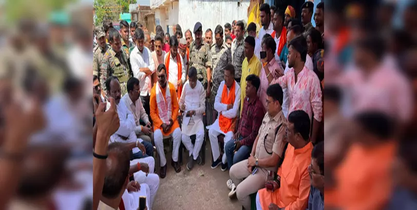 मासूम से दरिंदगी पर आक्रोश, 72 घंटे बाद भी नहीं हुआ अंतिम संस्कार मासूम से दरिंदगी पर आक्रोश, 72 घंटे बाद भी नहीं हुआ अंतिम संस्कार
