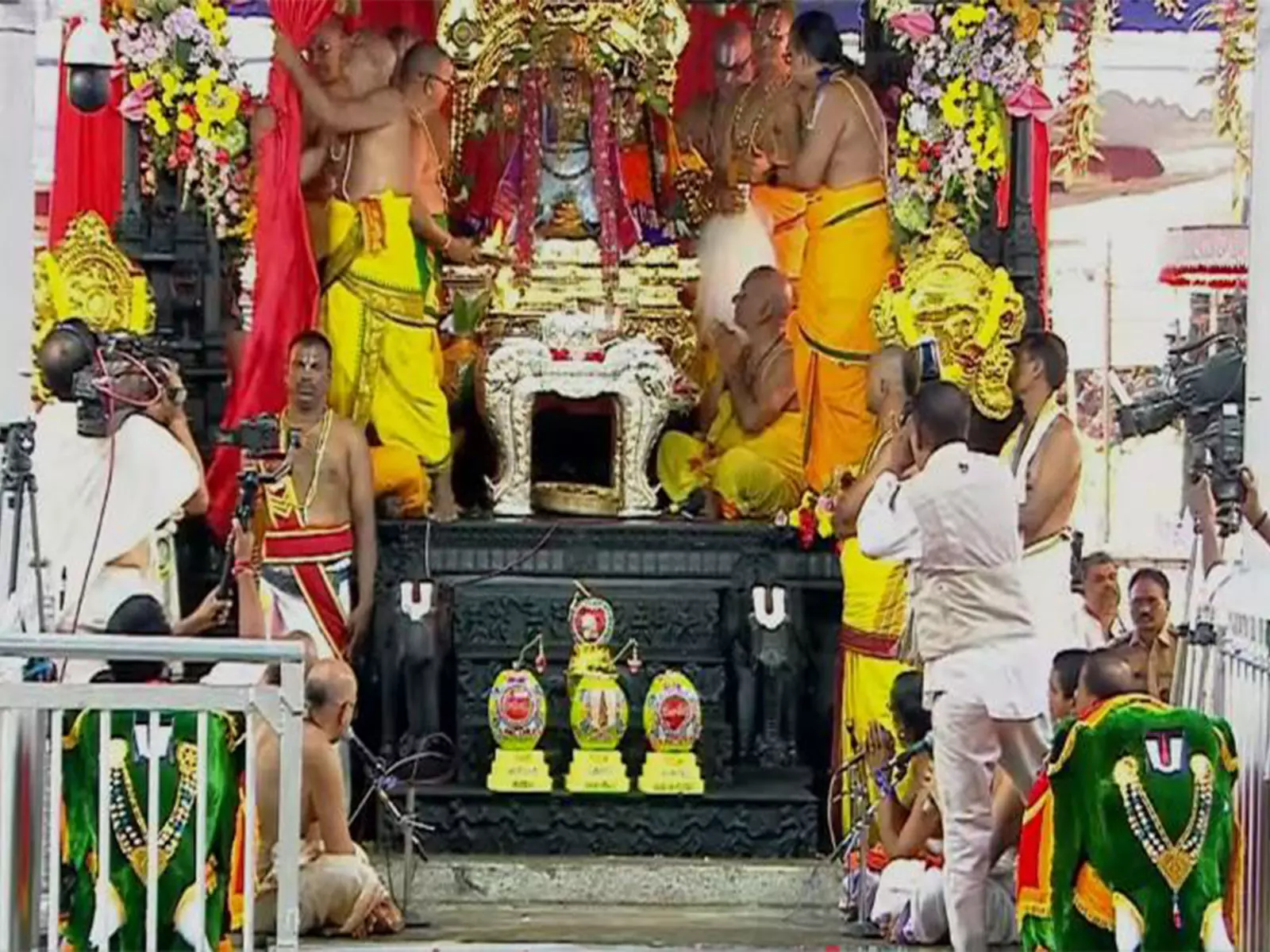 तेलंगाना के CM ने कल्याण महोत्सव के दौरान श्री सीता रामचन्द्र मंदिर के भूमि पूजन में भाग लिया तेलंगाना के CM ने कल्याण महोत्सव के दौरान श्री सीता रामचन्द्र मंदिर के भूमि पूजन में भाग लिया