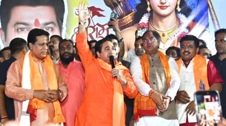 Mumbai: धार्मिक अपमान पर बीजेपी MLA ने दी आंखें फोड़ने, कंचे खेलने की धमकी Mumbai: धार्मिक अपमान पर बीजेपी MLA ने दी आंखें फोड़ने, कंचे खेलने की धमकी