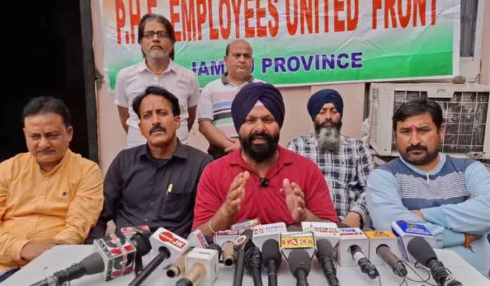 PHE के दिहाड़ी मजदूरों ने LG से MLA की सैलरी बढ़ाने के फैसले पर रोक लगाने की अपील की PHE के दिहाड़ी मजदूरों ने LG से MLA की सैलरी बढ़ाने के फैसले पर रोक लगाने की अपील की