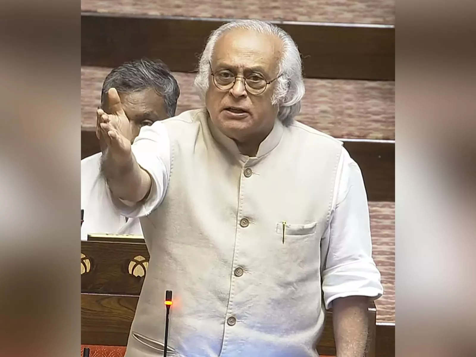 Jairam Ramesh ने ईंधन शुल्क कटौती के समय पर उठाए सवाल Jairam Ramesh ने ईंधन शुल्क कटौती के समय पर उठाए सवाल