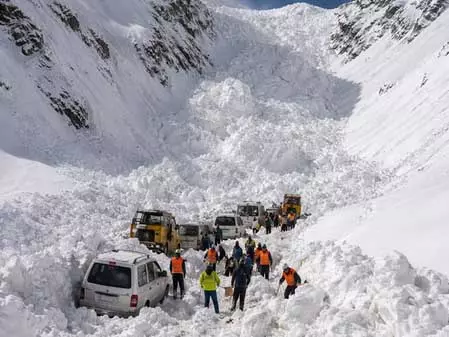 कुदरत का कहर: जोजिला दर्रे पर हिमस्खलन में 6 की मौत, 5 घायल कुदरत का कहर: जोजिला दर्रे पर हिमस्खलन में 6 की मौत, 5 घायल
