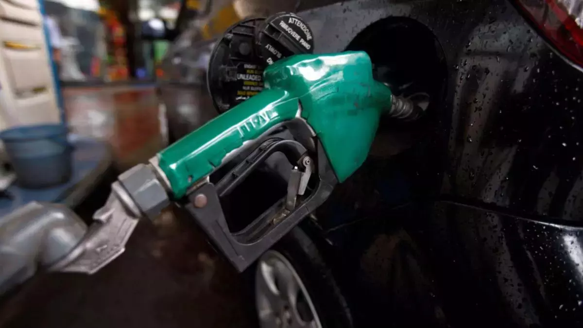 आंध्र प्रदेश में फ्यूल सप्लाई में थोड़ी रुकावट, HPCL पर बंक ड्राई-आउट का आरोप आंध्र प्रदेश में फ्यूल सप्लाई में थोड़ी रुकावट, HPCL पर बंक ड्राई-आउट का आरोप