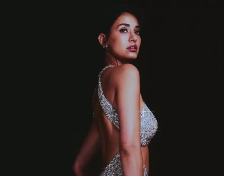 Disha Patani ने शिमरी सिल्वर हॉल्टर-नेक लुक में स्टाइल और ग्लैम दिखाया। Disha Patani ने शिमरी सिल्वर हॉल्टर-नेक लुक में स्टाइल और ग्लैम दिखाया।