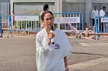 पश्चिम बंगाल से एलपीजी सिलेंडर प्रदेश से बाहर नहीं जानी चाहिए : सीएम ममता बनर्जी पश्चिम बंगाल से एलपीजी सिलेंडर प्रदेश से बाहर नहीं जानी चाहिए : सीएम ममता बनर्जी