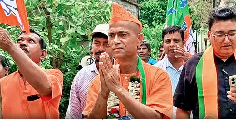 Election Monk: शाही धर्म का पालन करने के लिए सब कुछ छोड़ देता है Election Monk: शाही धर्म का पालन करने के लिए सब कुछ छोड़ देता है