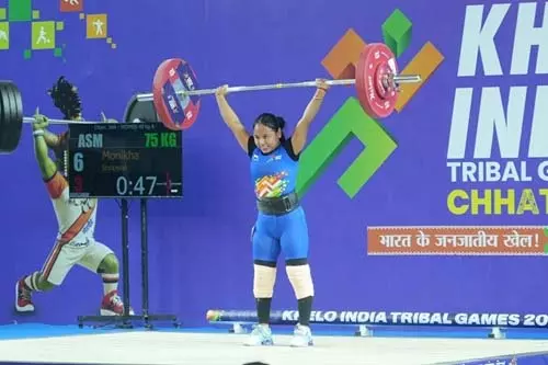 राजमिस्त्री की बेटी मोनिखा सोनोवाल ने जीता केआईटीजी वेटलिफ्टिंग गोल्ड राजमिस्त्री की बेटी मोनिखा सोनोवाल ने जीता केआईटीजी वेटलिफ्टिंग गोल्ड