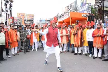 रामनवमी पर निकली भव्य शोभायात्राएं, रांची में बारिश के बीच झूमते रहे रामभक्त रामनवमी पर निकली भव्य शोभायात्राएं, रांची में बारिश के बीच झूमते रहे रामभक्त