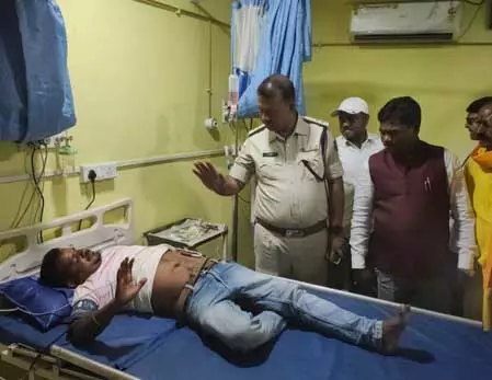 रामनवमी जुलूस के दौरान हाई टेंशन तार की चपेट में आने से 6 लोग झुलसे रामनवमी जुलूस के दौरान हाई टेंशन तार की चपेट में आने से 6 लोग झुलसे