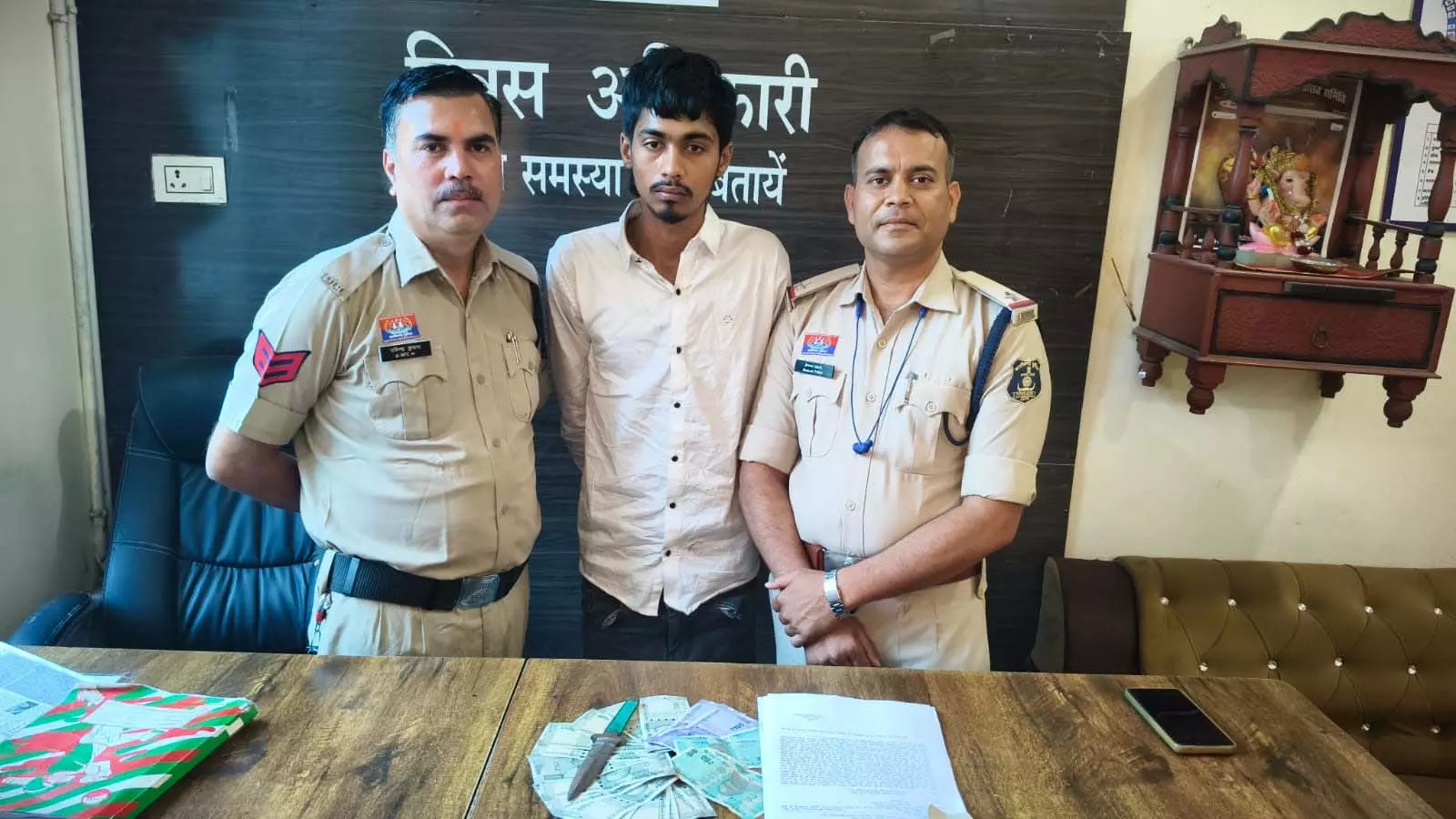 चाकू दिखाकर 50 हजार की लूट, पुलिस ने कुछ ही घंटों में आरोपी को दबोचा चाकू दिखाकर 50 हजार की लूट, पुलिस ने कुछ ही घंटों में आरोपी को दबोचा