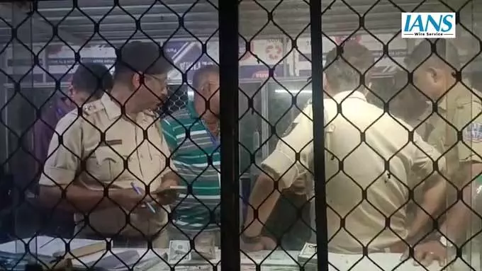 चुनाव से पहले कलिपाहारी मोड़ पर बड़ी मात्रा में विदेशी और भारतीय मुद्रा जब्त चुनाव से पहले कलिपाहारी मोड़ पर बड़ी मात्रा में विदेशी और भारतीय मुद्रा जब्त