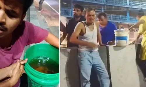 पेट्रोल टैंकर दुर्घटनाग्रस्त, पेट्रोल लूटने टूट पड़े लोग पेट्रोल टैंकर दुर्घटनाग्रस्त, पेट्रोल लूटने टूट पड़े लोग