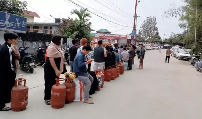 ITANAGAR: कंज्यूमर्स में घबराहट के चलते सैकड़ों लोग LPG एजेंसियों पर जमा हो रहे