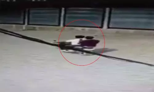 20 मिनट के अंतराल में दूसरी चोरी, दो शातिर CCTV में कैद 20 मिनट के अंतराल में दूसरी चोरी, दो शातिर CCTV में कैद