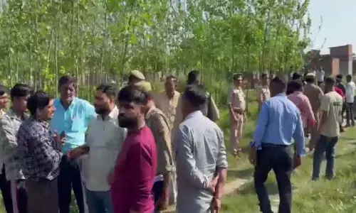 खाल गोदाम का बजरंग दल ने किया विरोध, खेतों में मिले गोवंश के टुकड़े खाल गोदाम का बजरंग दल ने किया विरोध, खेतों में मिले गोवंश के टुकड़े