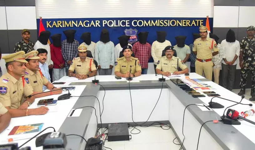 Karimnagar में साइबर क्राइम रैकेट का पर्दाफाश, आरबीएल बैंक अधिकारियों सहित 13 गिरफ्तार