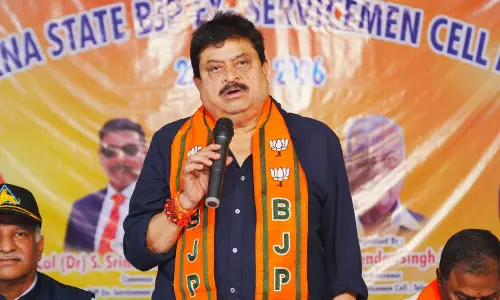 केंद्र द्वारा फ्यूल एक्साइज ड्यूटी में कटौती के बाद Telangana BJP ने राज्य VAT में कटौती की मांग