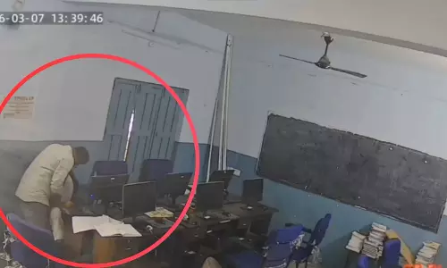 टीचर के असिस्टेंट को 10वीं क्लास के स्टूडेंट के साथ गलत हरकत करते हुए पकड़ा, सस्पेंड कर दिया गया टीचर के असिस्टेंट को 10वीं क्लास के स्टूडेंट के साथ गलत हरकत करते हुए पकड़ा, सस्पेंड कर दिया गया