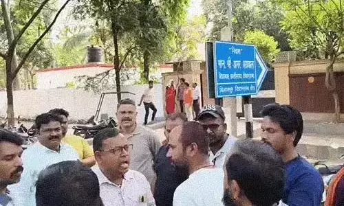 चिकन दुकान बंद नहीं करना चाहते कारोबारी, रोजगार बंद होने पर विधायक बंगला घेरा चिकन दुकान बंद नहीं करना चाहते कारोबारी, रोजगार बंद होने पर विधायक बंगला घेरा