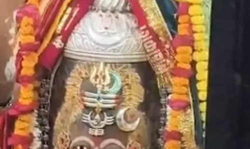 शनिवार की भस्म आरती रही खास, चांदी के त्रिपुंड और फूलों से महका महाकाल का आंगन शनिवार की भस्म आरती रही खास, चांदी के त्रिपुंड और फूलों से महका महाकाल का आंगन