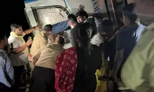 Odisha : नयागढ़ में आधी रात को हुए तीर्थयात्रियों से भरी बस दुर्घटना में पांच लोगों की मौत Odisha : नयागढ़ में आधी रात को हुए तीर्थयात्रियों से भरी बस दुर्घटना में पांच लोगों की मौत
