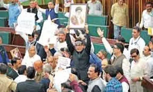 तनवीर सादिक ने J&K असेंबली के बाहर ईरान के लिए एकजुटता विरोध प्रदर्शन का नेतृत्व किया