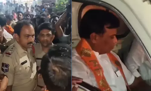 Sri Ramnavami: निज़ामाबाद में तनाव, DJ गाड़ी को लेकर BJP MLA की पुलिस से झड़प Sri Ramnavami: निज़ामाबाद में तनाव, DJ गाड़ी को लेकर BJP MLA की पुलिस से झड़प