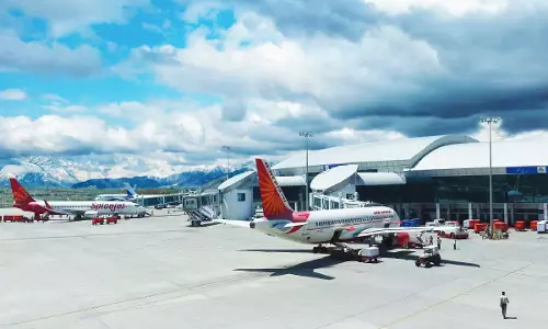 Srinagar: रनवे निर्माण से श्रीनगर में फ्लाइट्स प्रभावित Srinagar: रनवे निर्माण से श्रीनगर में फ्लाइट्स प्रभावित