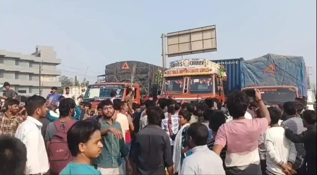 Mumbai: गैस किल्लत पर उग्र प्रदर्शन, यातायात बाधित Mumbai: गैस किल्लत पर उग्र प्रदर्शन, यातायात बाधित