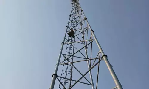 Malkangiri में लव अफेयर के चलते सुसाइड करने की कोशिश में मोबाइल टावर पर चढ़ा युवक Malkangiri में लव अफेयर के चलते सुसाइड करने की कोशिश में मोबाइल टावर पर चढ़ा युवक