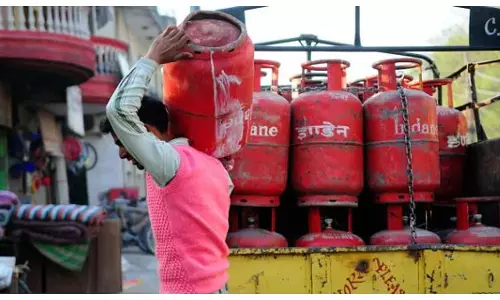 मुंबई में गैस संकट और गहरा गया, कांदिवली में डिलीवरी टेम्पो से 27 LPG सिलेंडर चोरी हो गए मुंबई में गैस संकट और गहरा गया, कांदिवली में डिलीवरी टेम्पो से 27 LPG सिलेंडर चोरी हो गए