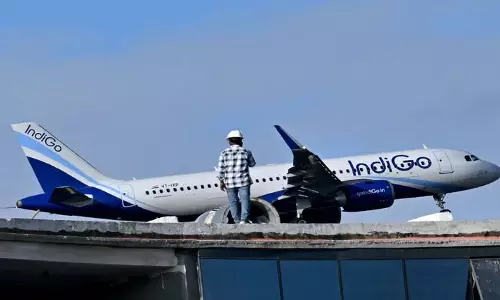 दिल्ली एयरपोर्ट पर IndiGo विमान की इमरजेंसी लैंडिंग, यात्रियों में मचा हड़कंप दिल्ली एयरपोर्ट पर IndiGo विमान की इमरजेंसी लैंडिंग, यात्रियों में मचा हड़कंप
