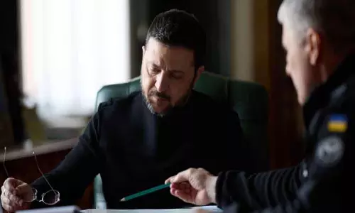 Zelensky ने सऊदी अरब में एयर डिफ़ेंस पर यूक्रेन के एक्सपर्ट्स के काम का रिव्यू किया Zelensky ने सऊदी अरब में एयर डिफ़ेंस पर यूक्रेन के एक्सपर्ट्स के काम का रिव्यू किया