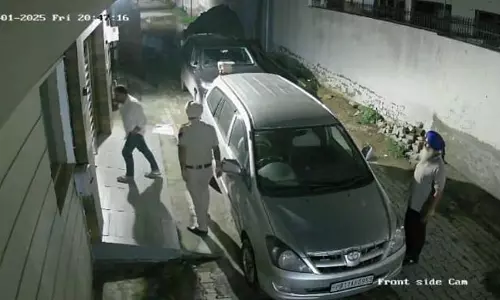Punjab में जज की मौत के सात महीने बाद, न्यायिक अधिकारी जांच के घेरे में चोरी के आरोप में दो गिरफ्तार Punjab में जज की मौत के सात महीने बाद, न्यायिक अधिकारी जांच के घेरे में चोरी के आरोप में दो गिरफ्तार