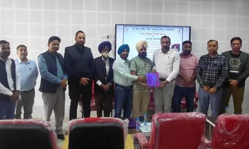 कवि ने श्री गुरु गोबिंद सिंह खालसा कॉलेज, Mahilpur में छात्रों के साथ साहित्यिक बातचीत की कवि ने श्री गुरु गोबिंद सिंह खालसा कॉलेज, Mahilpur में छात्रों के साथ साहित्यिक बातचीत की