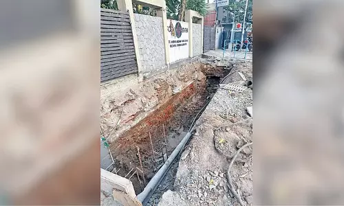 Chennai: मेदवक्कम टैंक रोड पर रुके हुए SWD काम से निवासियों को भारी नुकसान Chennai: मेदवक्कम टैंक रोड पर रुके हुए SWD काम से निवासियों को भारी नुकसान